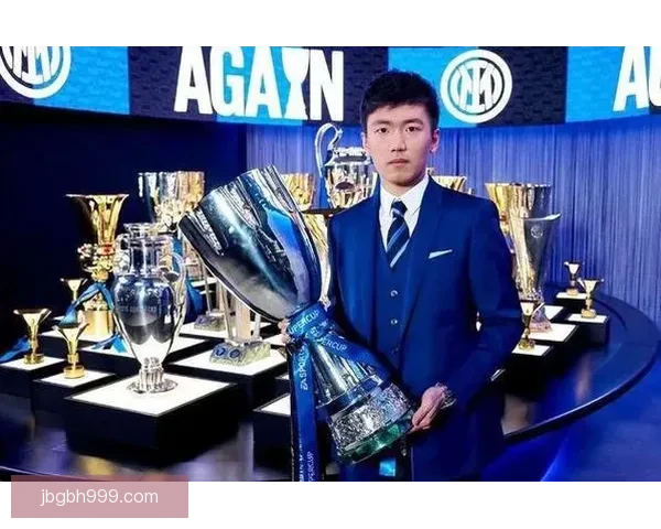 张康阳社交媒体庆祝国米夺得双冠王辉煌时刻